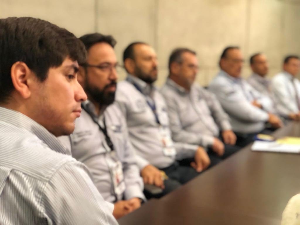 Ejecutivos y representantes de empresas de seguridad privada reunidos en una sesión de trabajo